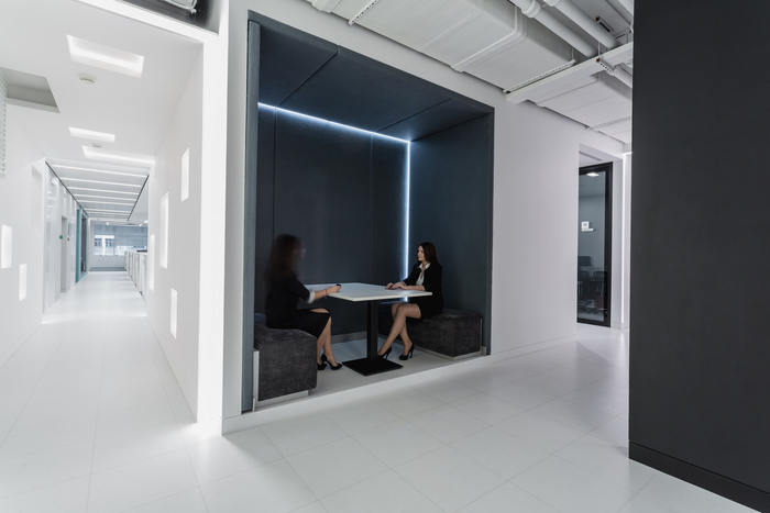 办公室设计装修：线条灯光设计营造未来科技办公环境